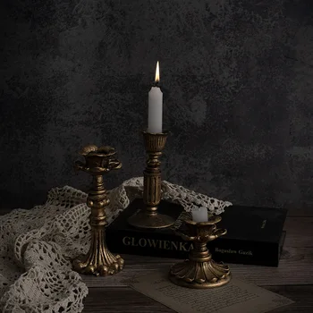 Derliaus Europos Stiliaus Senovinė Žvakidė Tamsiai Sistemos Namų Fone, Apdailos Fotografijos Rekvizitai Fotografijos Papuošalai